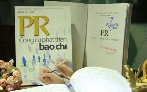 "PR - Công cụ phát triển báo chí" - cuốn cẩm nang của sinh viên báo chí