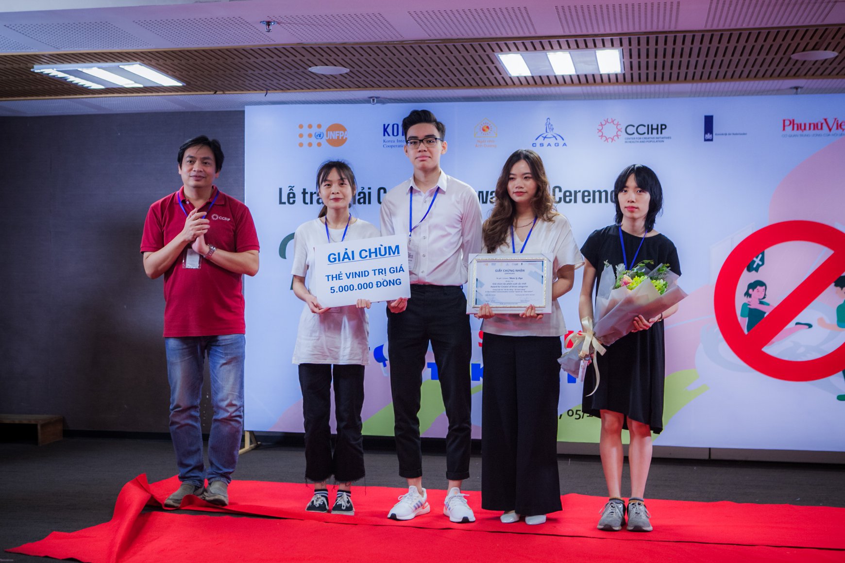 Sinh viên Viện Báo chí giành giải nhất cuộc thi về giới