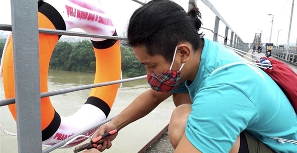 Xuất hiện những chiếc phao cứu sinh trên lan can cầu  qua sông Hồng