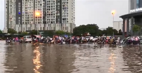 Hà Nội ngập nước sau cơn mưa kéo dài hơn 2 tiếng