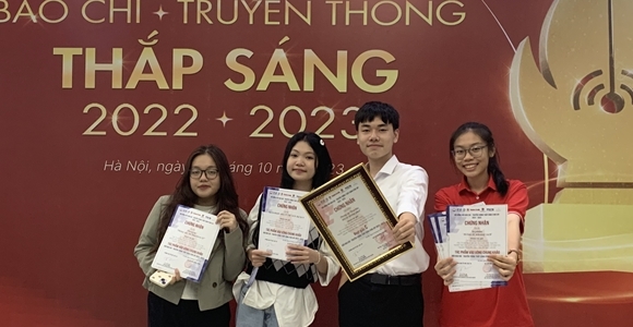 Nhóm tác giả THPT Chuyên Phan Bội Châu - Nghệ An xuất sắc giành giải Báo chí - Truyền thông Thắp Sáng 2022 - 2023