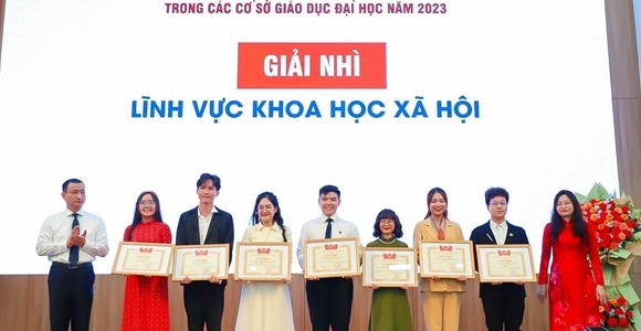 Nhóm sinh viên Học viện Báo chí và Tuyên truyền đạt giải Nhì Giải thưởng khoa học và công nghệ sinh viên toàn quốc