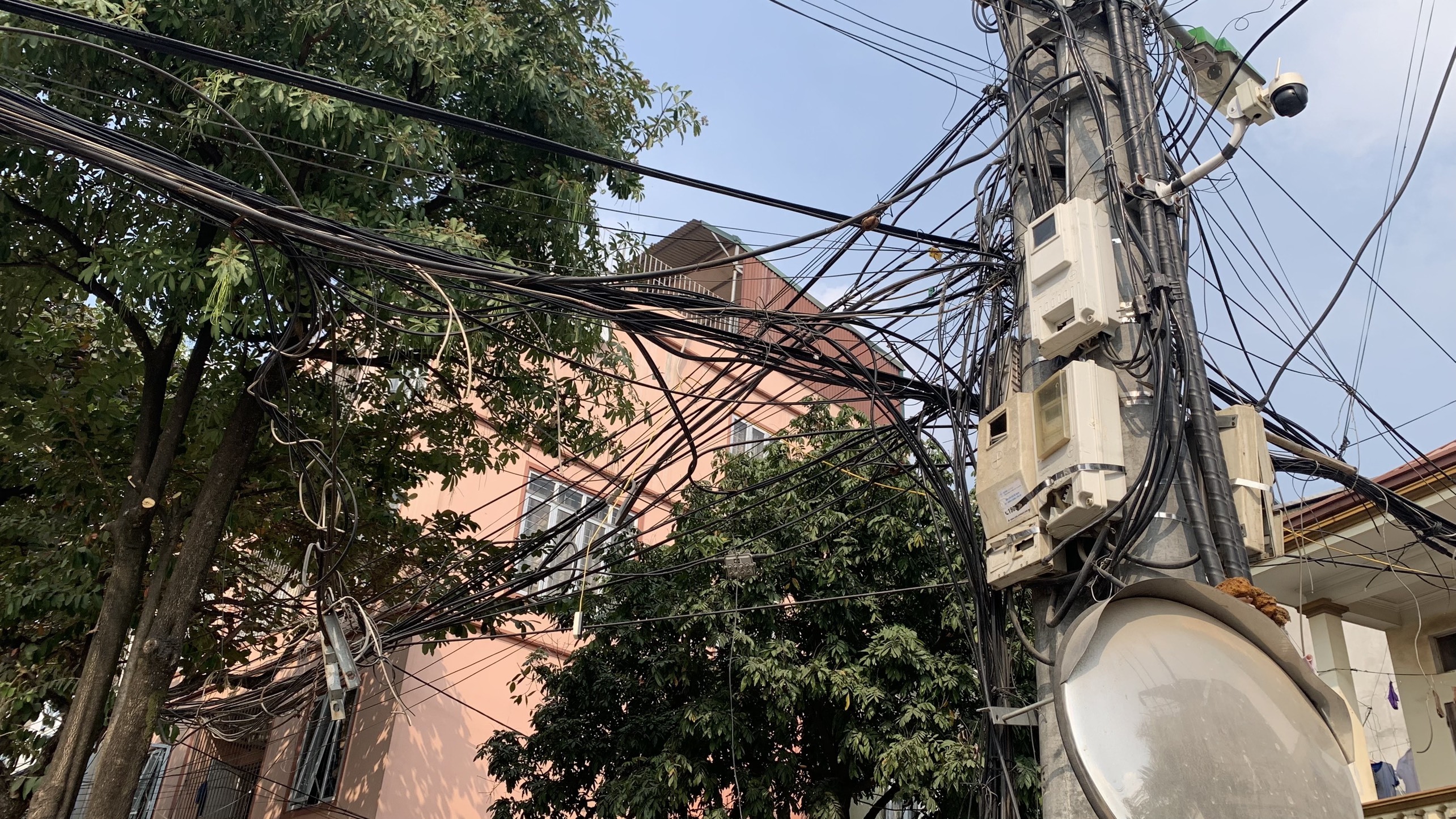 Hà Nội: Dây điện, dây cáp gây trở ngại dân sinh