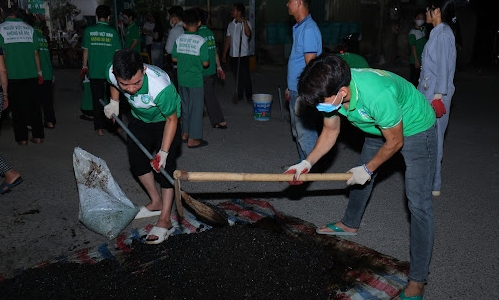 Nhóm tình nguyện 10 năm vá đường xuyên đêm